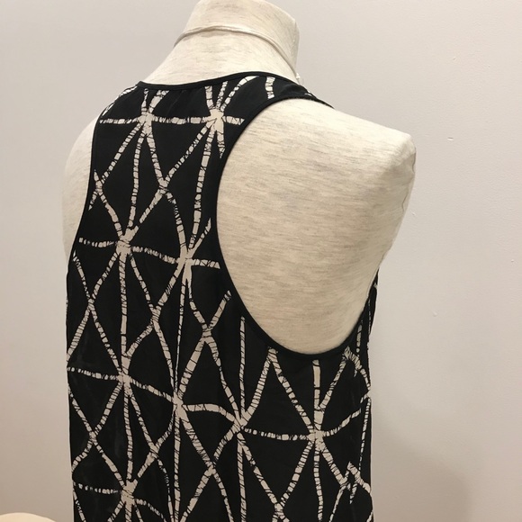 ALC black & white geometric print silk tank top. Excellent used condition. Sz M. - Picture 4 of 10